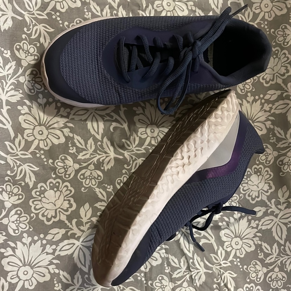 Women’s tennis shoe